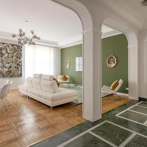 Apartment Heart Duomo District, Milan